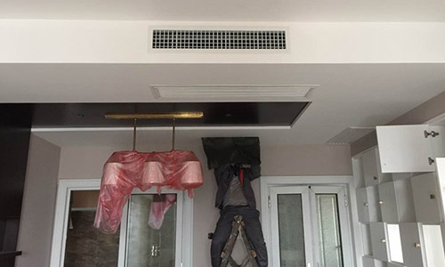 達信工程師正在安裝中央空調風口